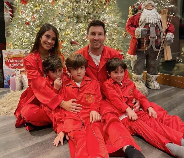 مسی در کنار خانواده هایشان کریسمس را جشن گرفت.