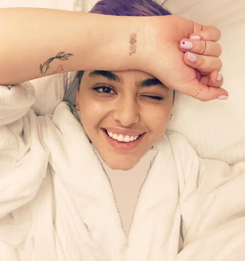 ریحانه پارسا با حوله حمام روی تخت عکس گرفت.