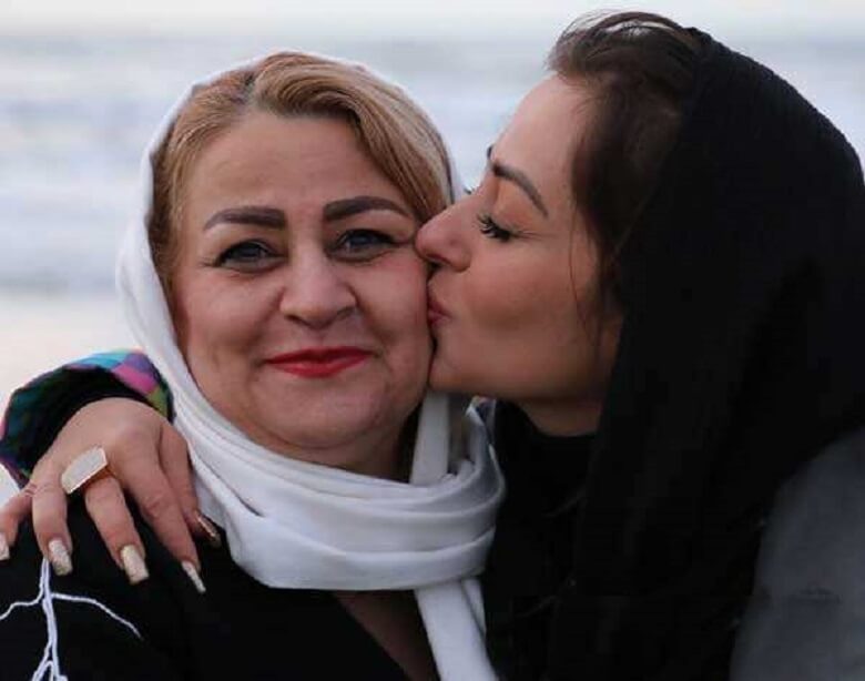 نفیسه روشن مادر مهربانش را بوسید.