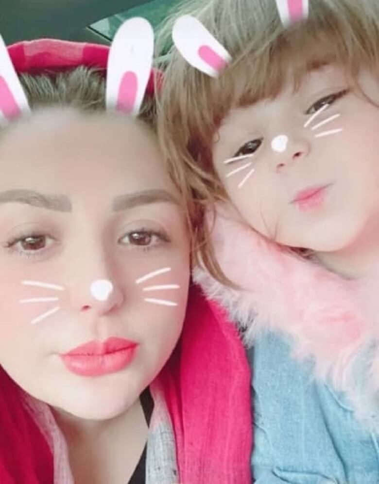 نیوشا ضیغمی رفتارهای متناقض زیادی دارد.