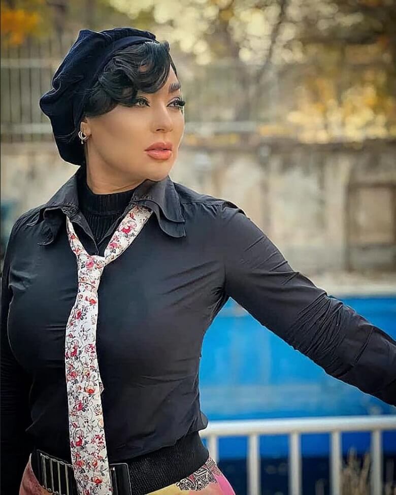 شاخ ایسنتاگرامی با سرپوش و کراوات مدلینگ اسلامی کرده است.