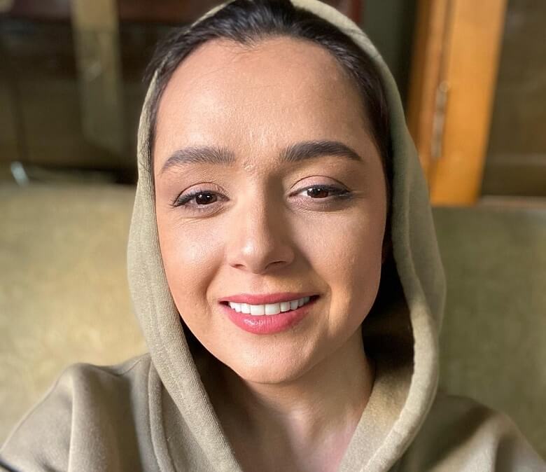 ترانه علیدوستی در گرفتن سلفی ناتوان است.