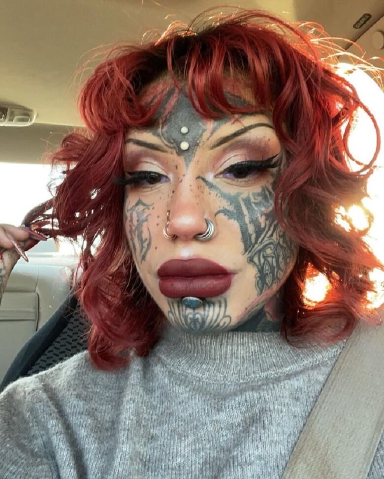 چشم دختر دیوانه هنگام تتو نابینا شده است.