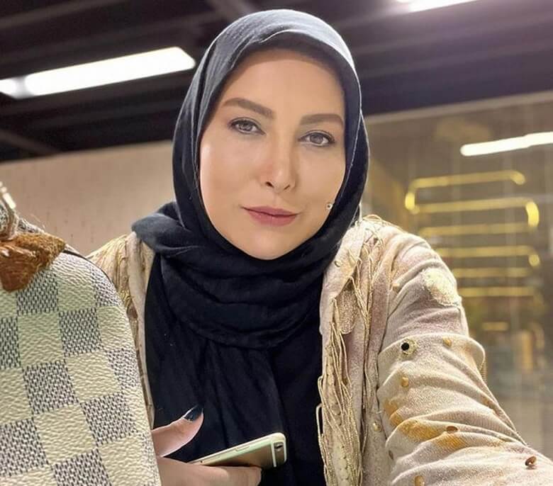 فریبا نادری باحجاب و پوشیده در رستواران دیده شده است.