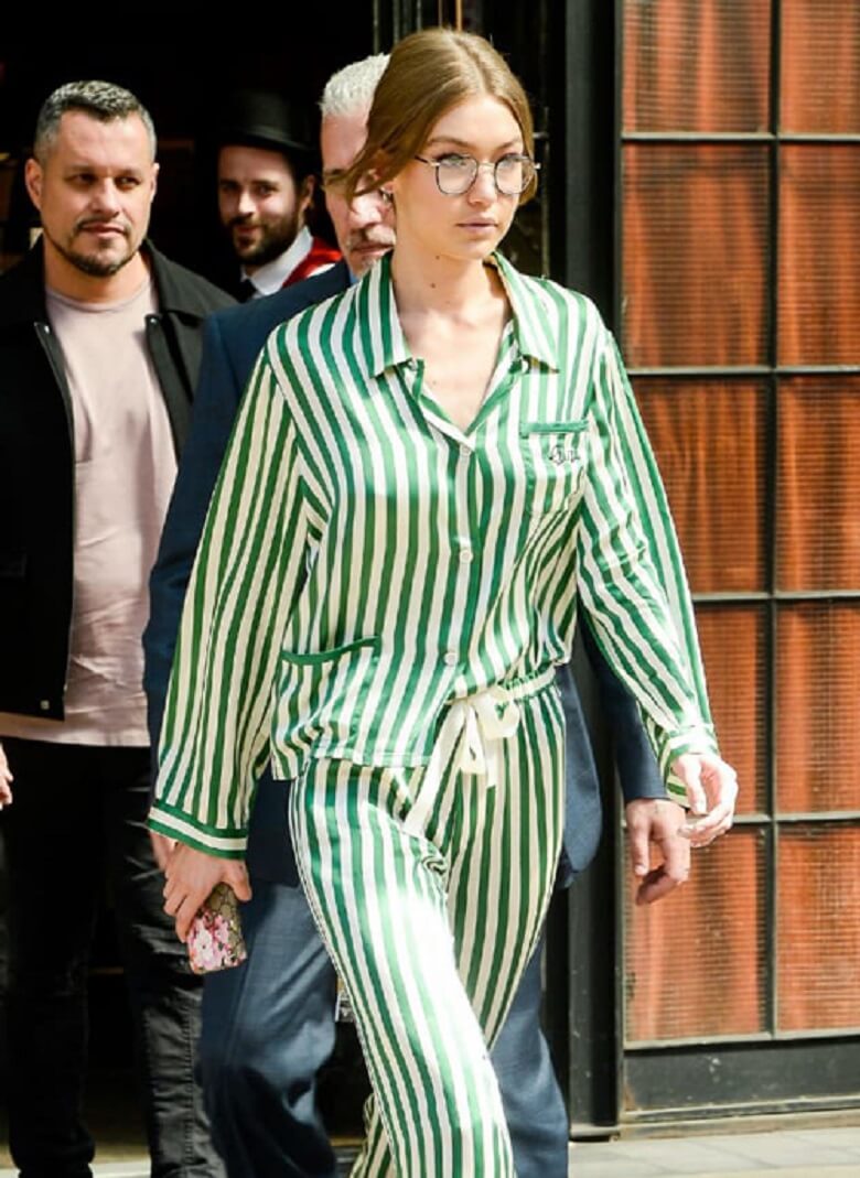 جیجی حدید پوشش خاص و جسورانه دارد.