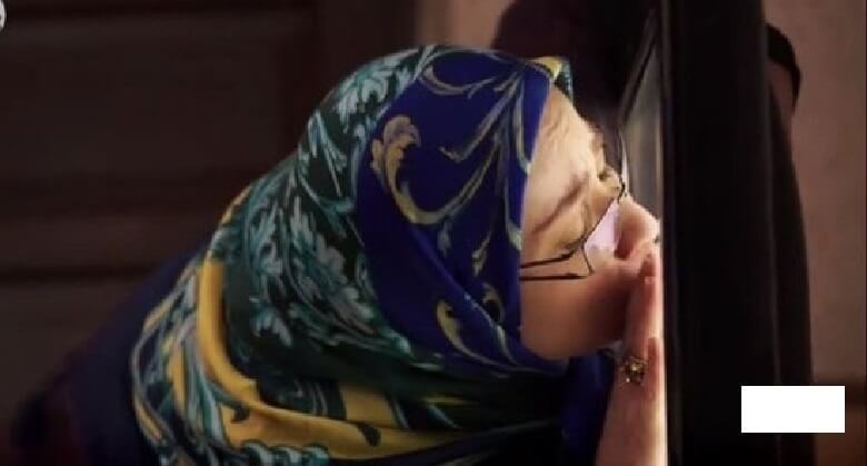 فهیمه در پایتخت بهتاش را می‌بوسد.