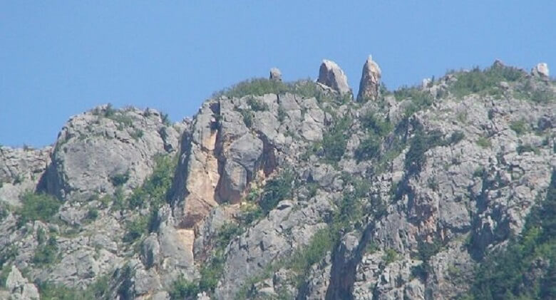 عروس و دامادی در سیاهکل شکل سنگ شدند.