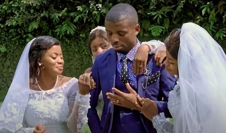 مرد همزمان با خواهران سه قلو ازدواج کرد.