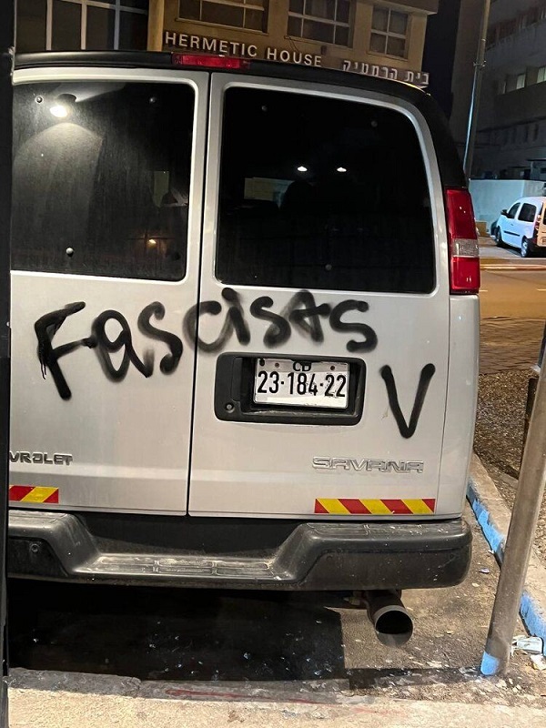 عکسی از خودروی سفارت روسیه در تل آویو با شعاری عجیب