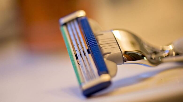 تیغ اصلاح کند شده را تیز می‌کنند.