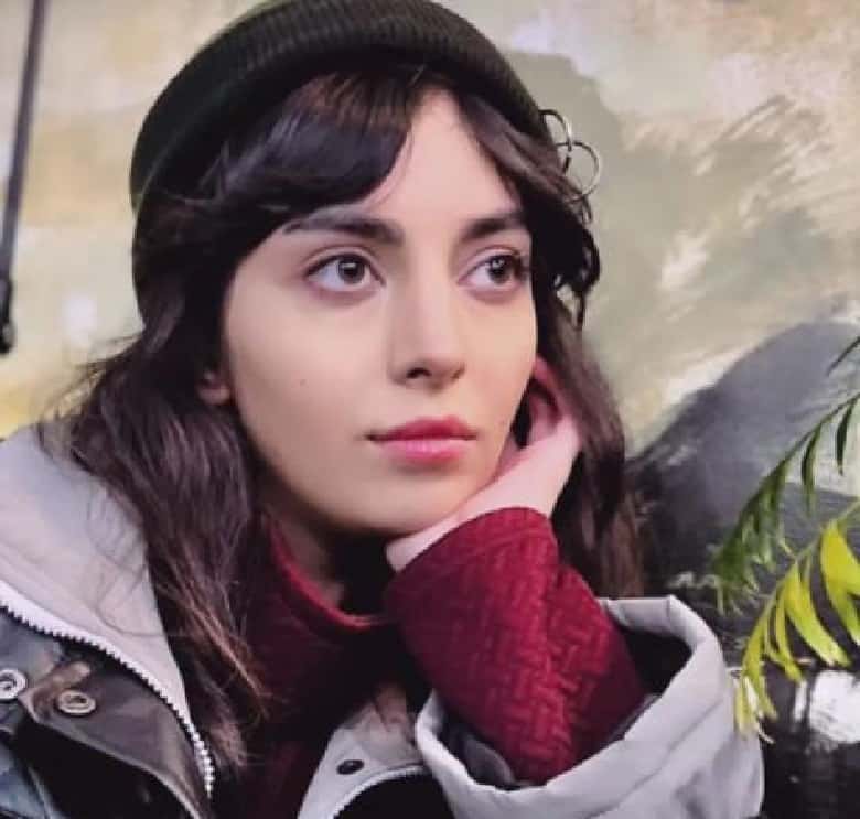 مهشید جوادی بازیگر بچه مهندس در واقعیت زیبا است.