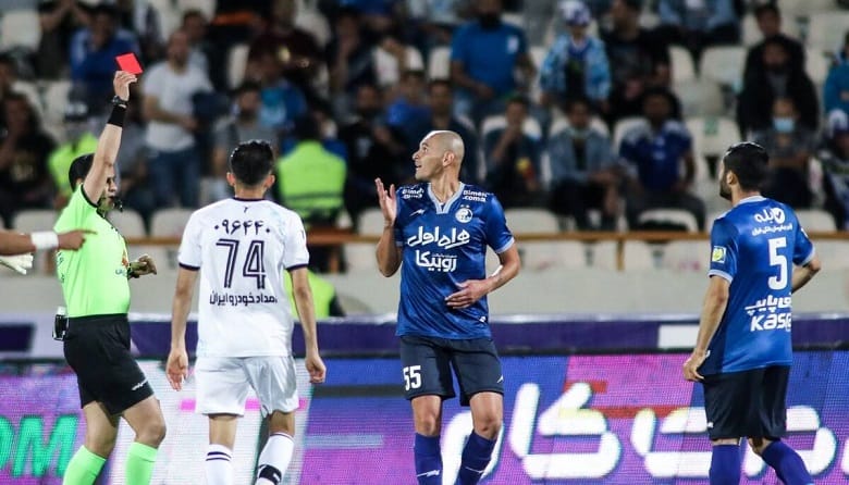 همسر مدافع استقلال از دست داور خیلی عصبانی شده است