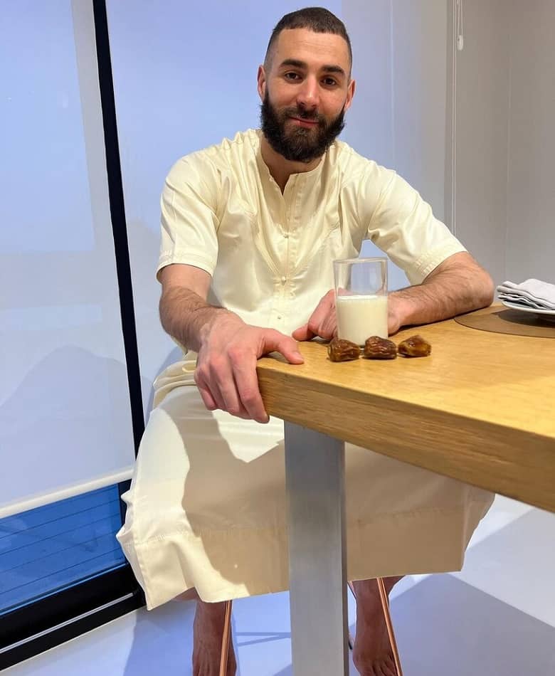 کریم بنزما ستاره فرانسوی افطاری متفاوت خورده است.