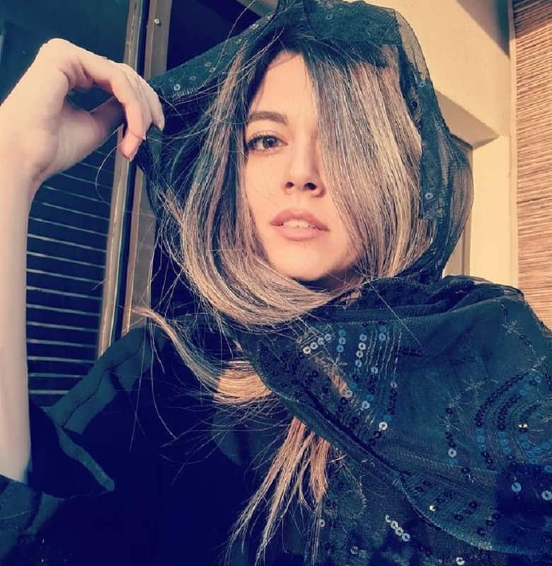 ماهور الوند موهایش را افشان کرده است.