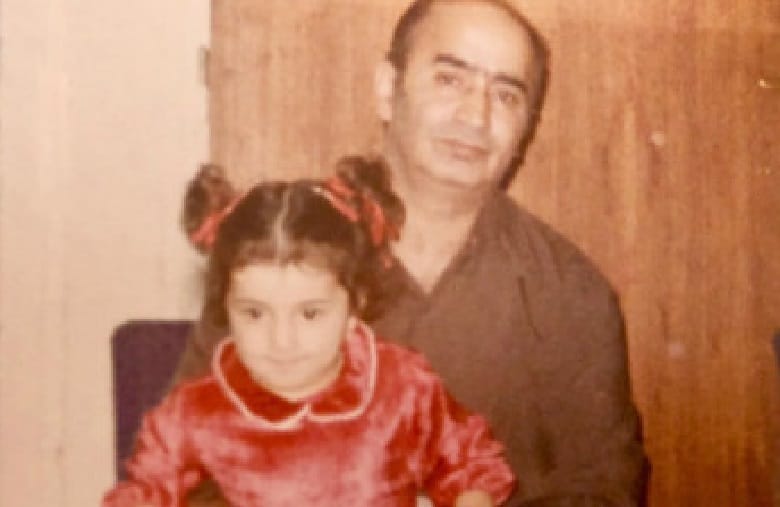 شبنم قلی خانی کودکی زیبا و ملیح داشت.