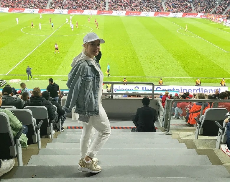 مهناز افشار به دیدن سردار آزمون رفته است.