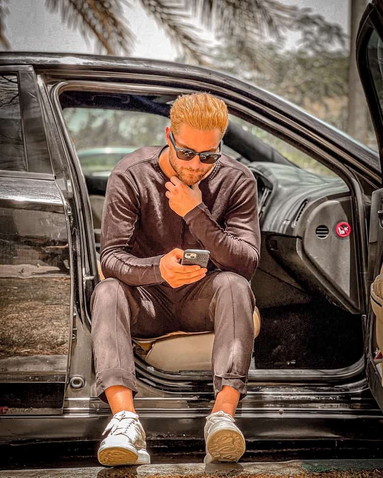 امیر مقاره با خودروی لوکسش عکس گرفته بود.