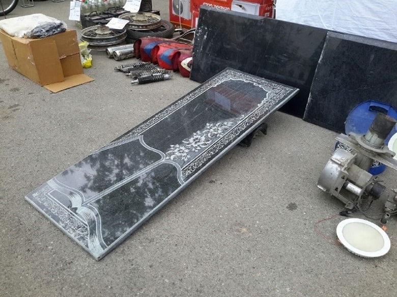 برای جلوگیری از سرقت سنگ‌قبر راهکار جالبی ارائه شده است.