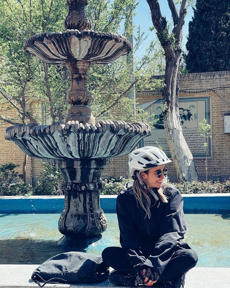الناز حبیبی با تیپ خاص دوچرخه سواری و موهای باز دیده شد.