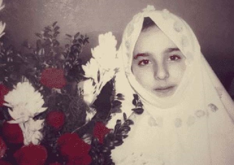 سوگل طهماسبی در کودکی و نوجوانی تیپ محجبه داشته است.