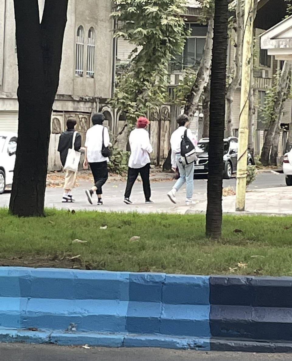 انتشار یک عکس از شباهت پوشش چند نوجوان به اعضای گروه موسیقی BTS