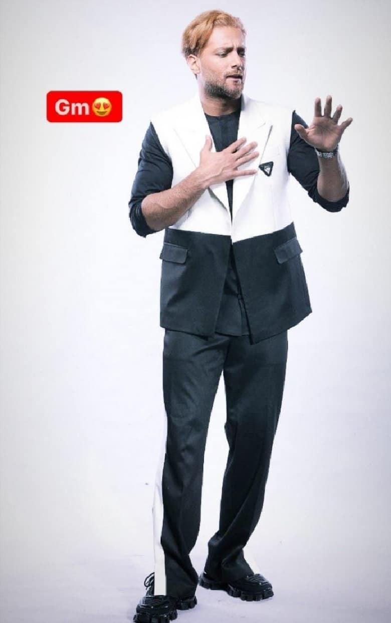 امیر مقاره کت عجیب دیگری بر تن کرده است.