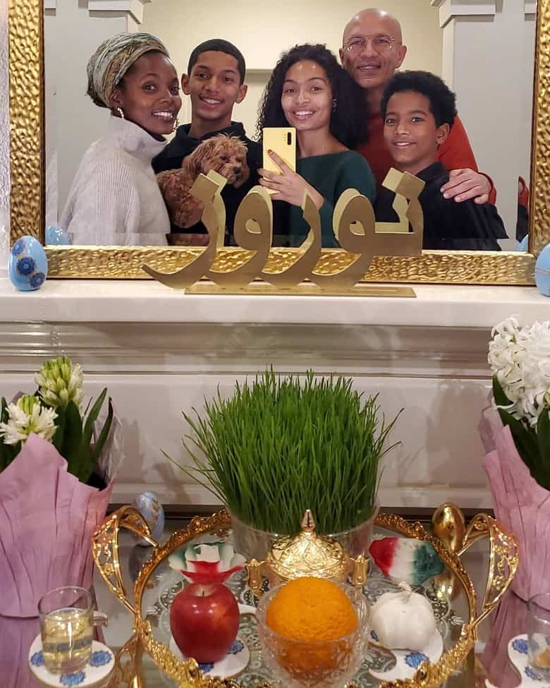 یارا شهیدی ستاره ایرانی هالیوود لباس رنگ و وارنگی پوشیده است.