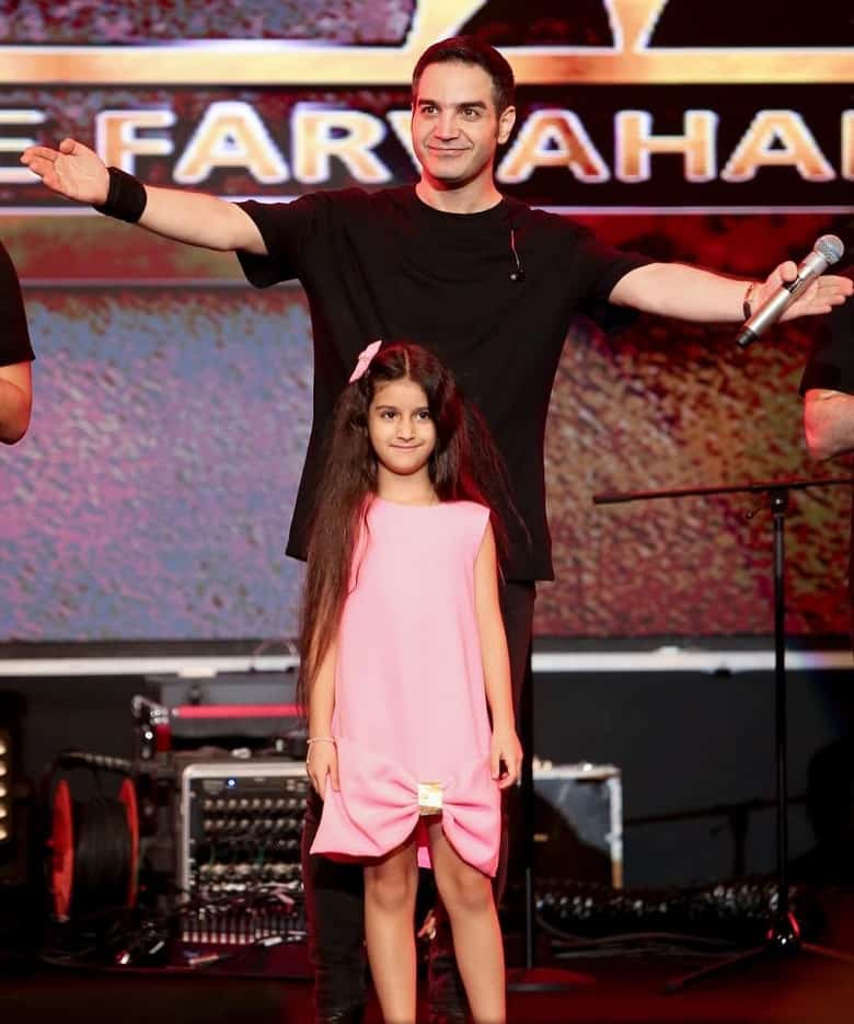 دختر محسن یگانه در کنسرت پدرش لباس پاپیونی پوشیده است.