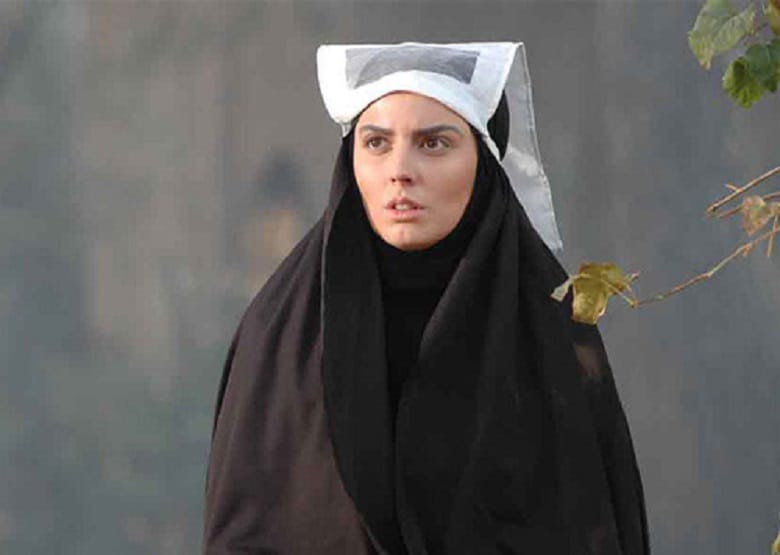 لیلا حاتمی چادر سر کرده است.