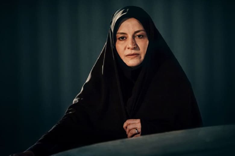 مریلا زارعی چادر سر کرده است.