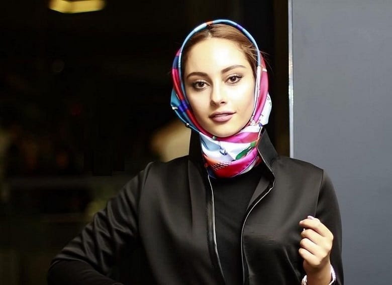 ترلان پروانه تیپ ساده و کلاسیکی زده است.