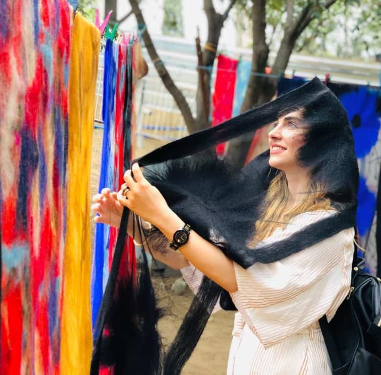 لاله مرزبان در برابر رنگ‌ها قرار گرفته است.