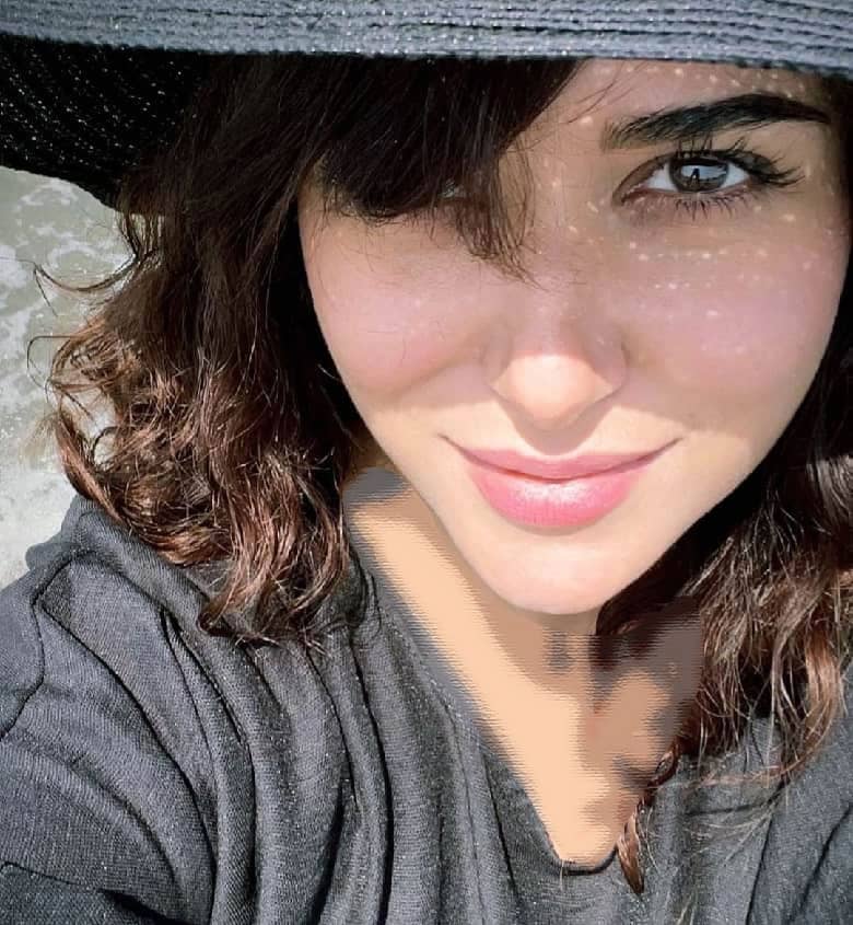 پریناز ایزدیار با کلاه بامزه شده است.