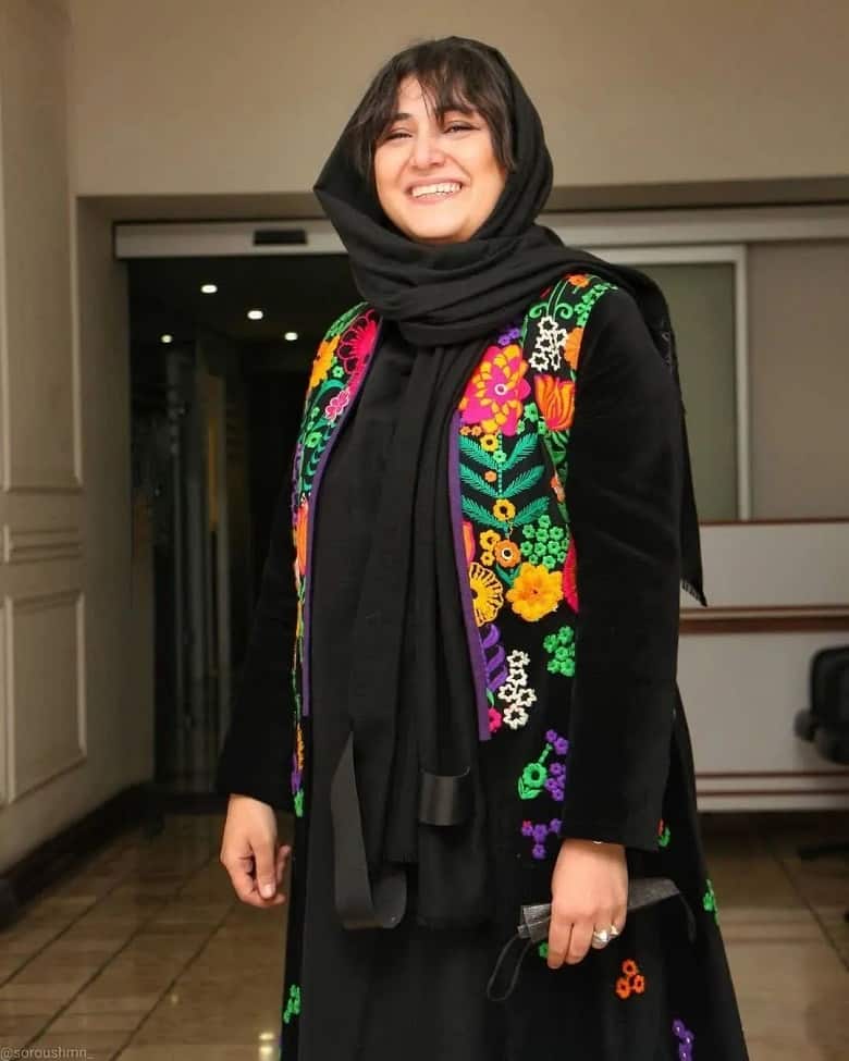 باران کوثری با تیپ گلدوزی شده دیده شده است.