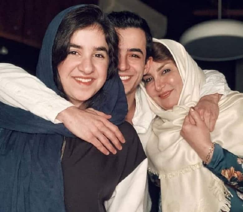 علی شادمان به مادر و خواهرش عشق می‌ورزد.