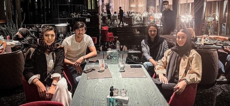 سردار آزمون با والیبالیست‌های خانم گشت و گذار شبانه کرده است.