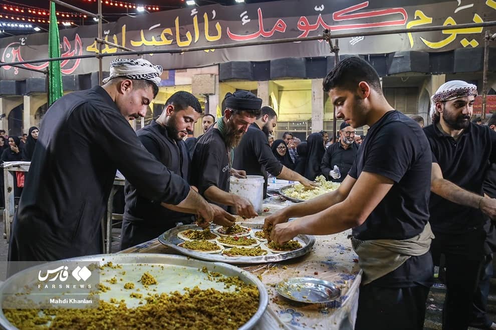 تصاویر/ استقبال عراقی ها از زائران ایرانی با یک غذای عجیب!