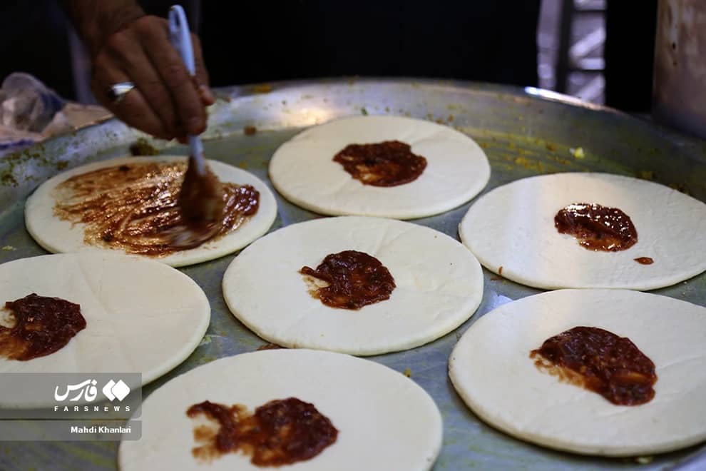 تصاویر/ استقبال عراقی ها از زائران ایرانی با یک غذای عجیب!