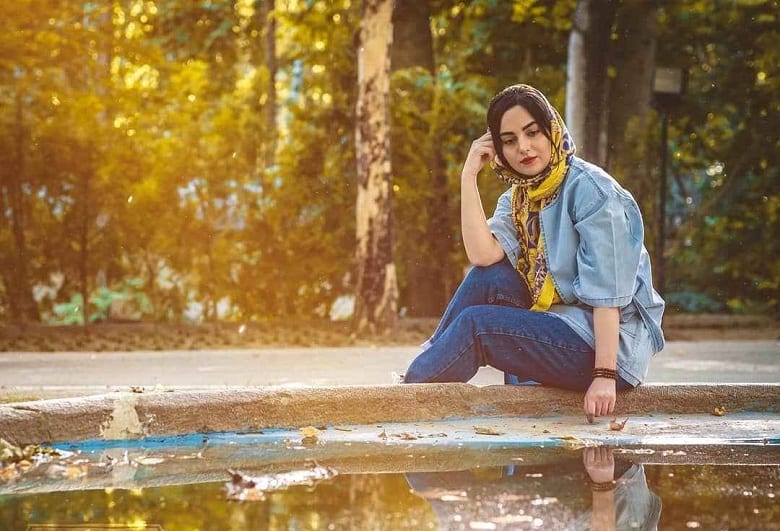 مهشید جوادی بچه مهندس ژست غمگین و تودار گرفته است.