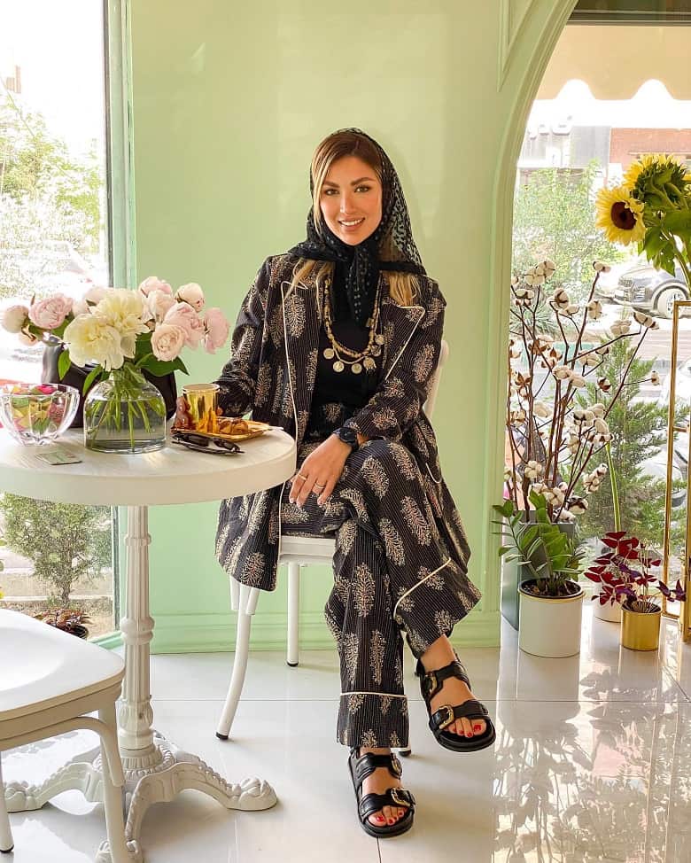 مینا مختاری تازه عروس بهرام رادان ژست مدلینیگی گرفته است.