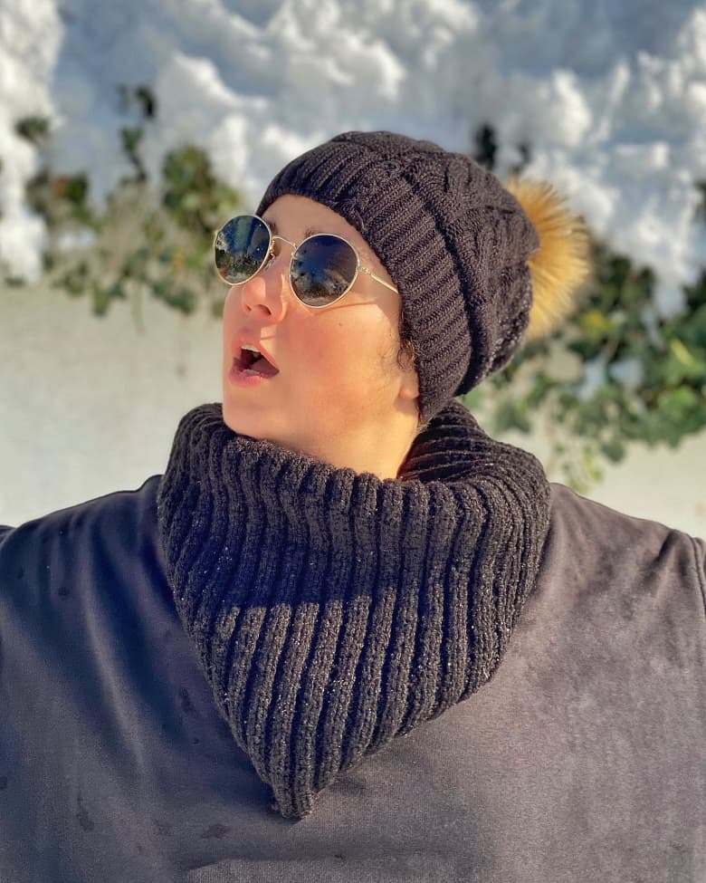 افسانه پاکرو از اطرافش شگفت زده شده است.