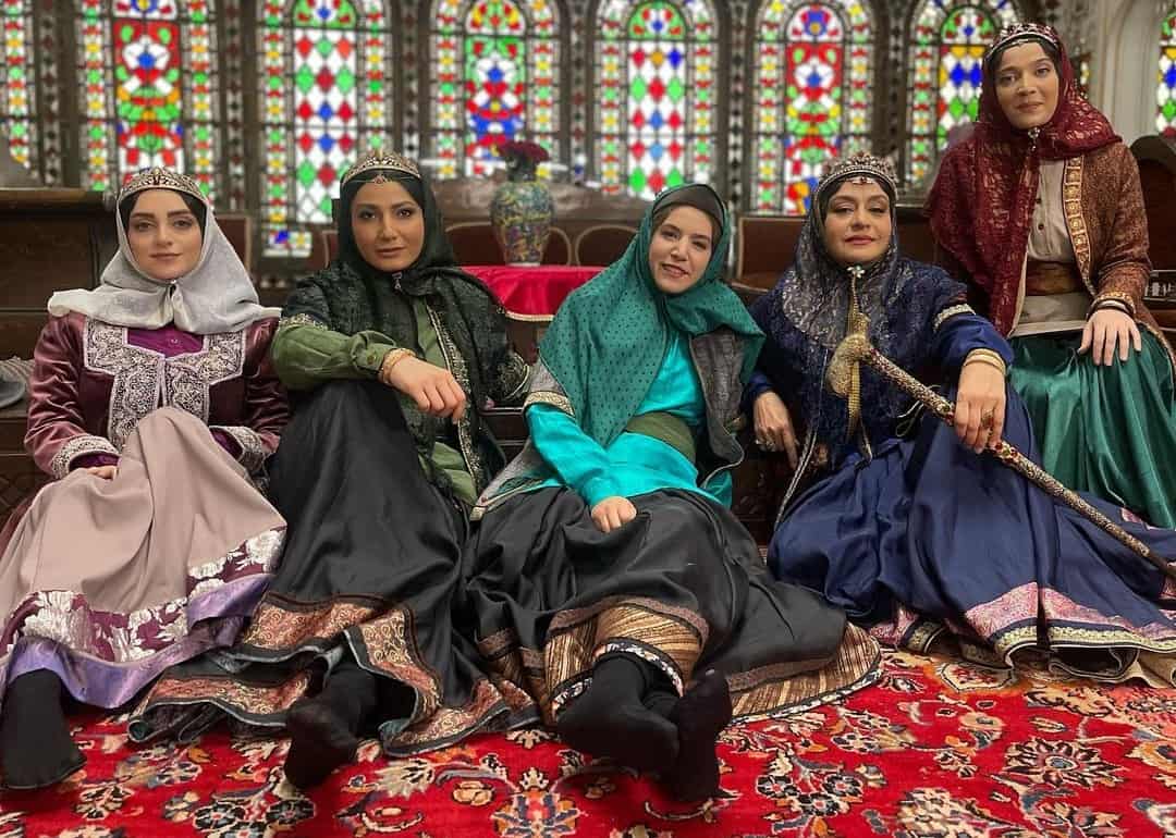 بازیگران زن جیران به خط شدند.