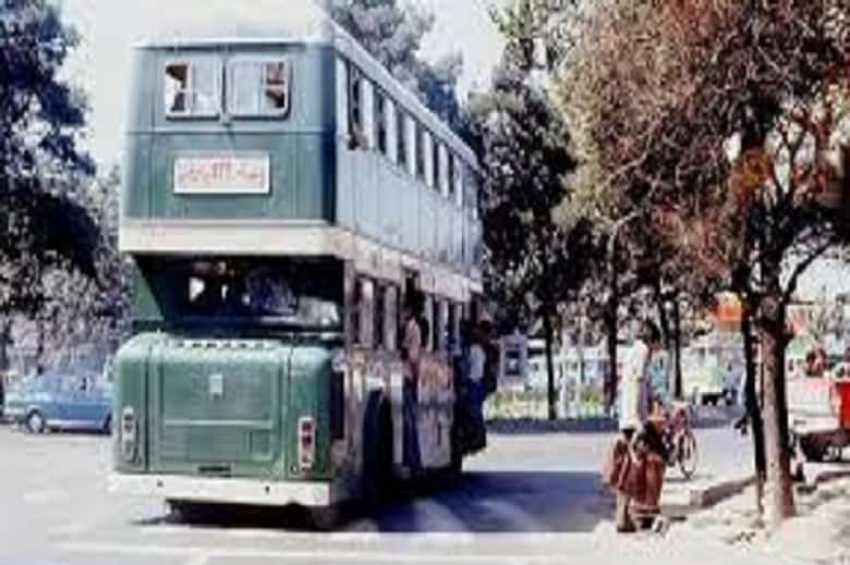 مردم از اتوبوس‌های شهری تهران آویزان هستند.