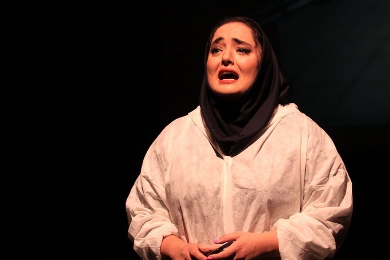 نرگس محمدی ژست همیشگی‌اش را دارد.