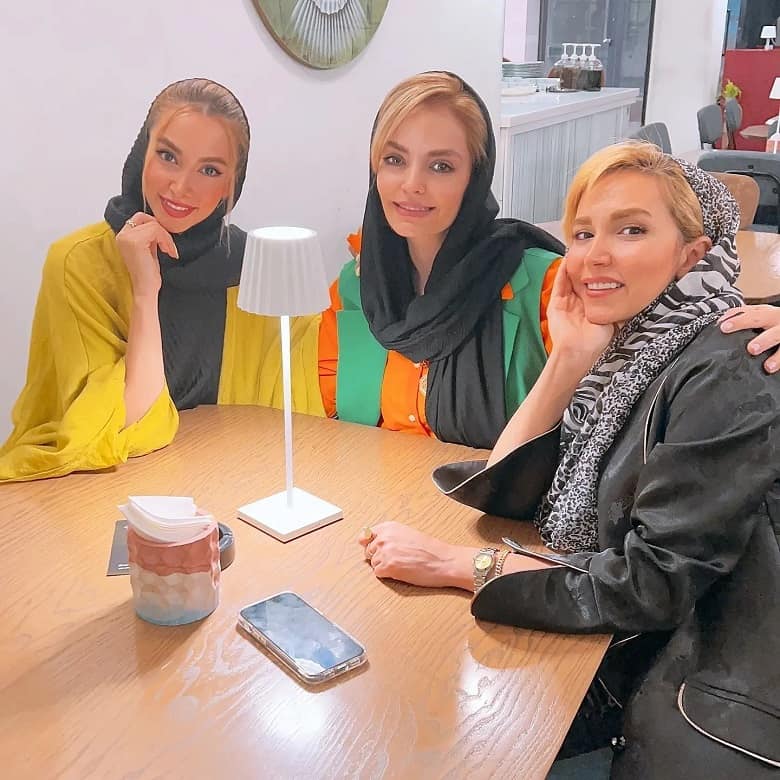 سپیده خداوردی با دوستان از ما بهترانش دورهم جمع شدند.