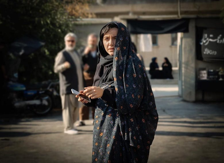 نازنین بیاتی با چادر دیده شده است.