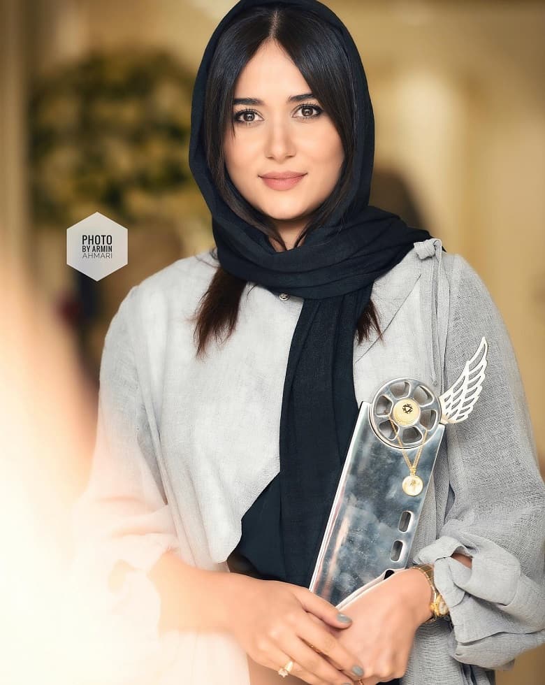 پریناز ایزدیار هنگام دریافت جایزه تیپ شیکی زده است.