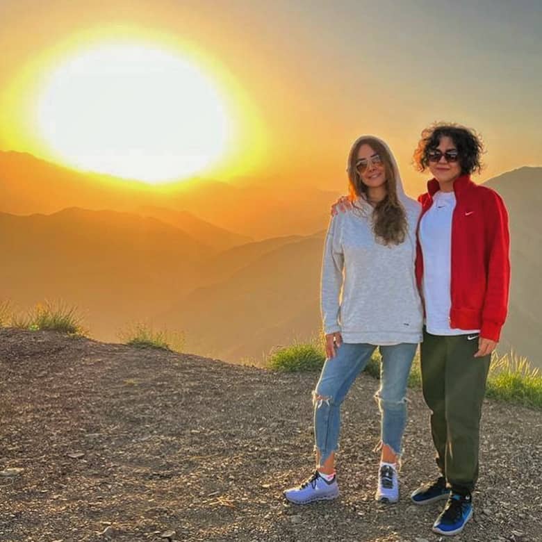 آنا نعمتی با خواهر بی‌حجابش کوهنوردی کرده بود.