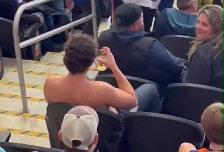 خواستگار بیچاره برخلاف انتظارش جواب نه گرفته است.