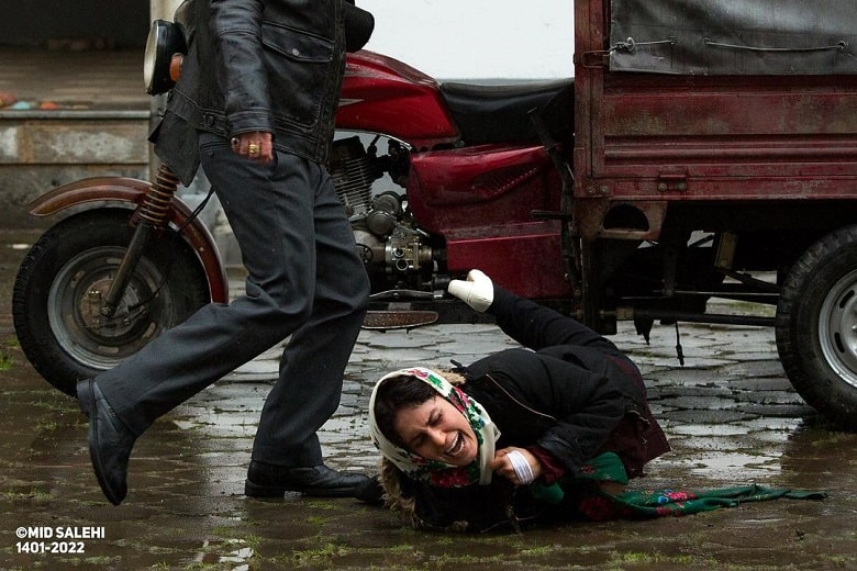 الناز شاکردوست در گل و لای دراز کشیده است.